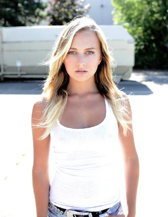 Female model photo shoot of Tessa Bieker