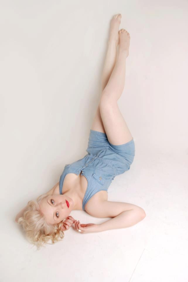 Female model photo shoot of Charly McAndrew by Darklens