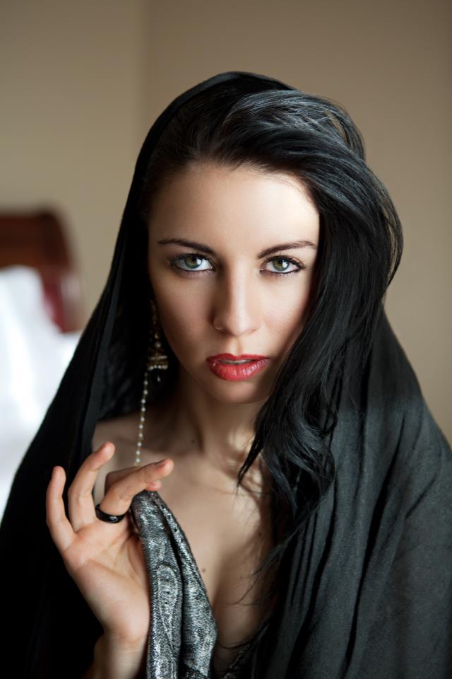 Female model photo shoot of Chandra Kolendo