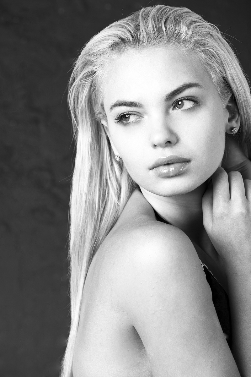 Female model photo shoot of Dasha Protsenko