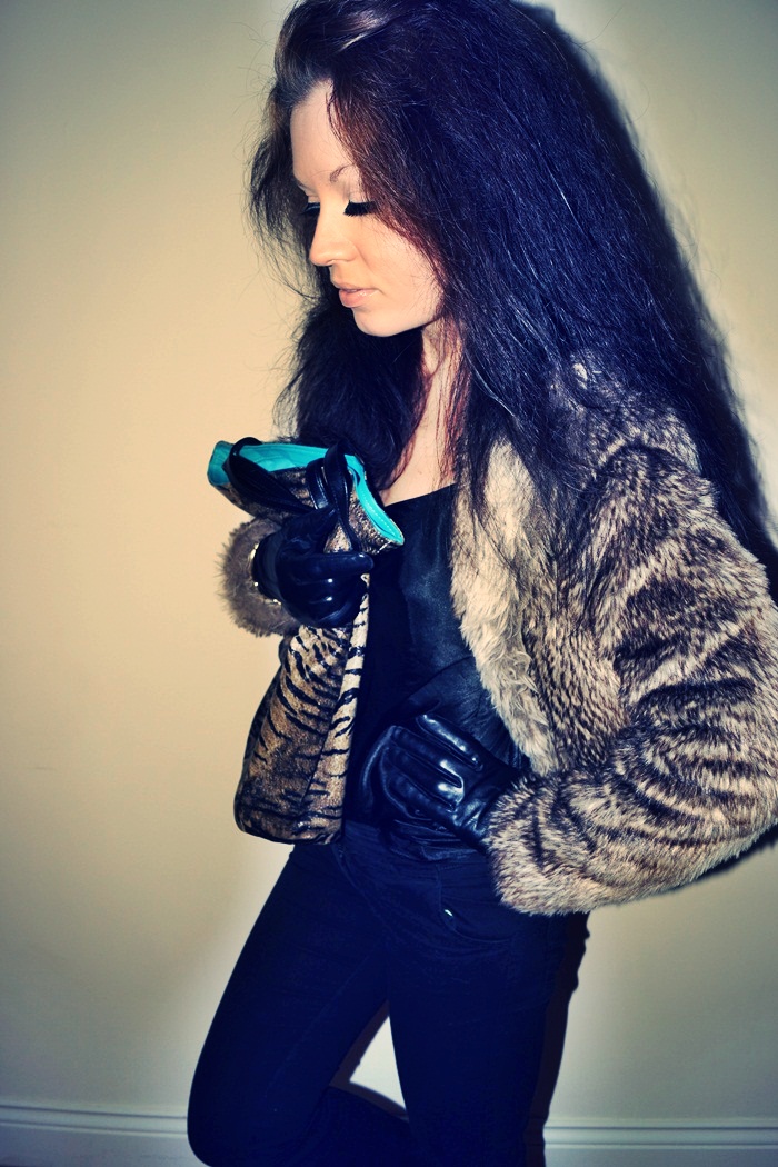 Female model photo shoot of Alessandra Minko in http://www.unitedkingdomoffashion.blogspot.co.uk/