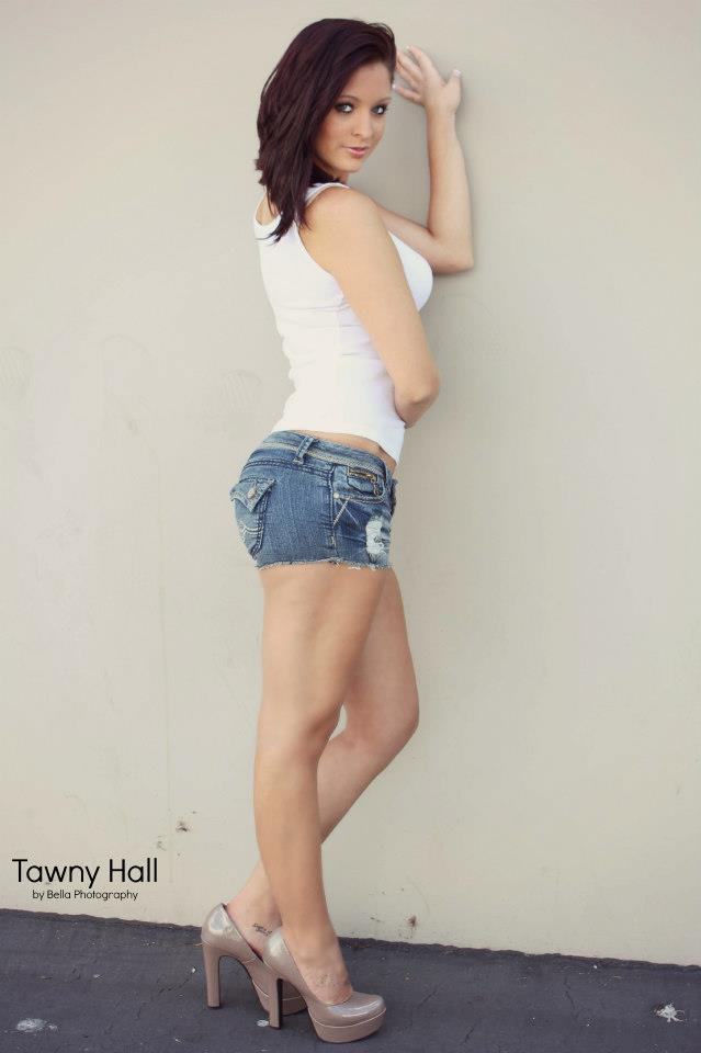 Female model photo shoot of Tawny lyn