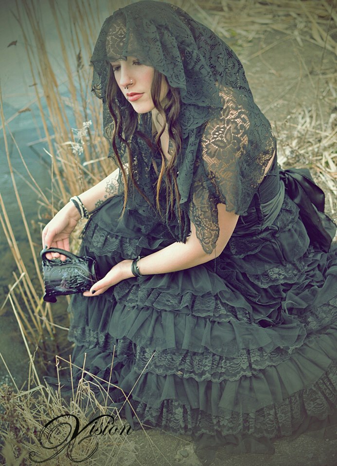 Female model photo shoot of TwilightDeath-Alessa