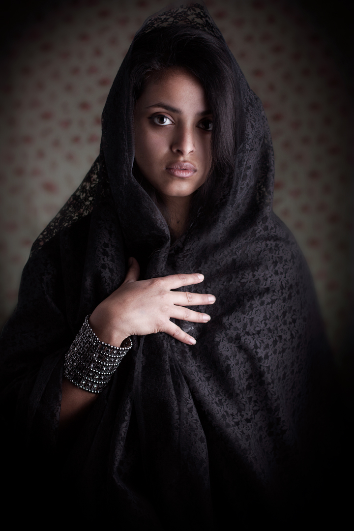 Female model photo shoot of Dee Mathew by mas art