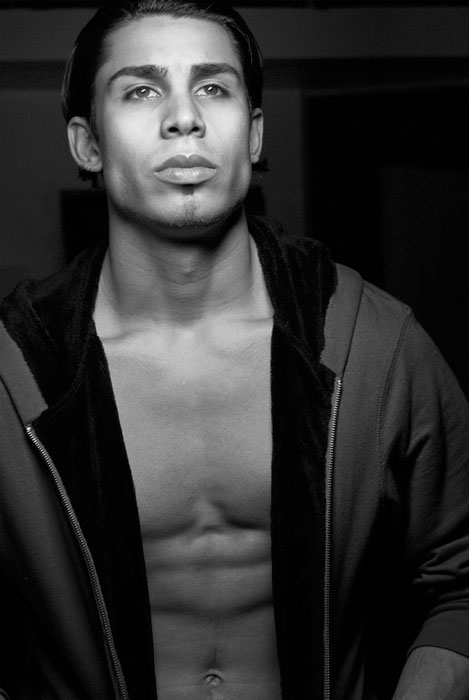 Male model photo shoot of Sean Toussaint