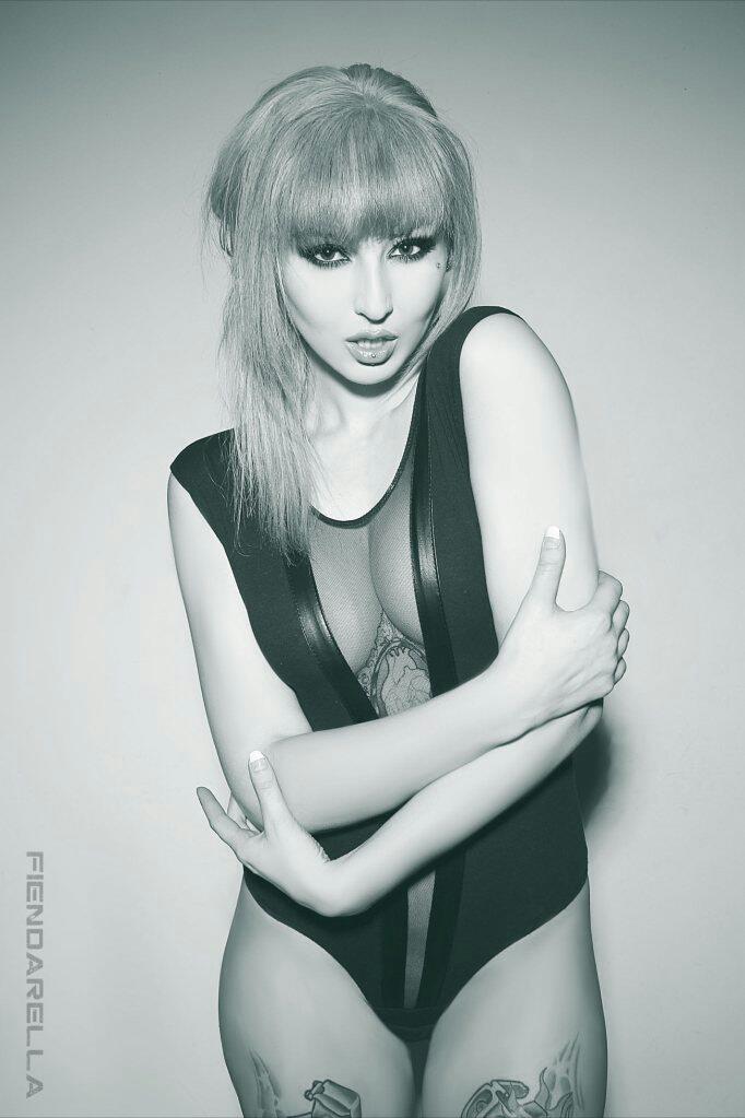 Female model photo shoot of Nina Deee by fiendarella