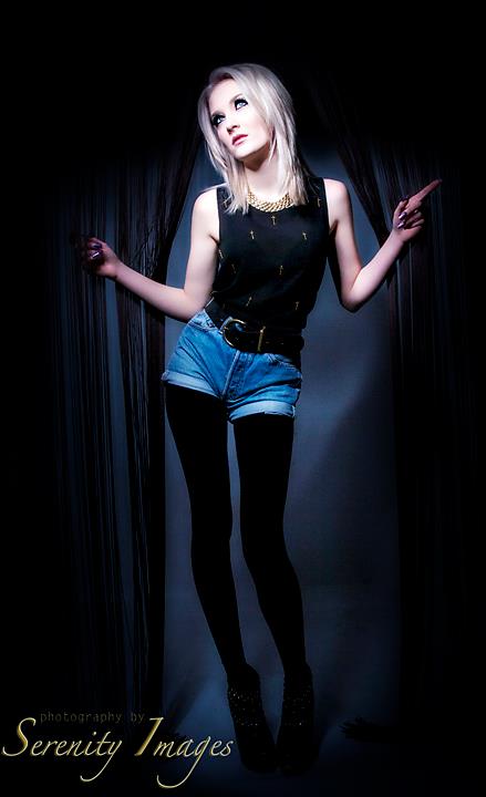 Female model photo shoot of Abigail Blondie