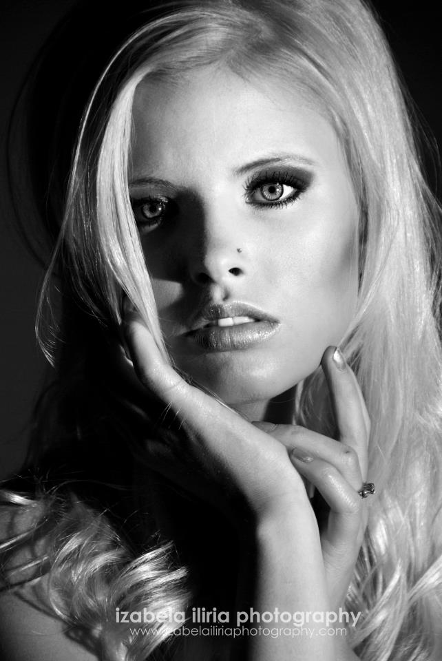Female model photo shoot of Izabela Iliria 