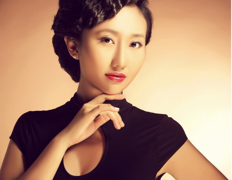Female model photo shoot of Jingsi 