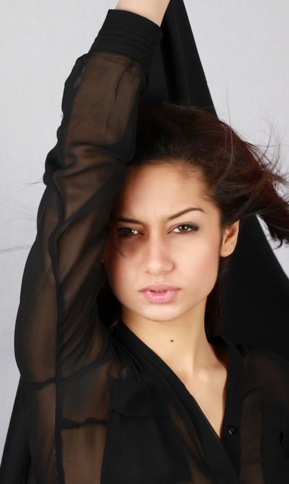 Female model photo shoot of Rana HD