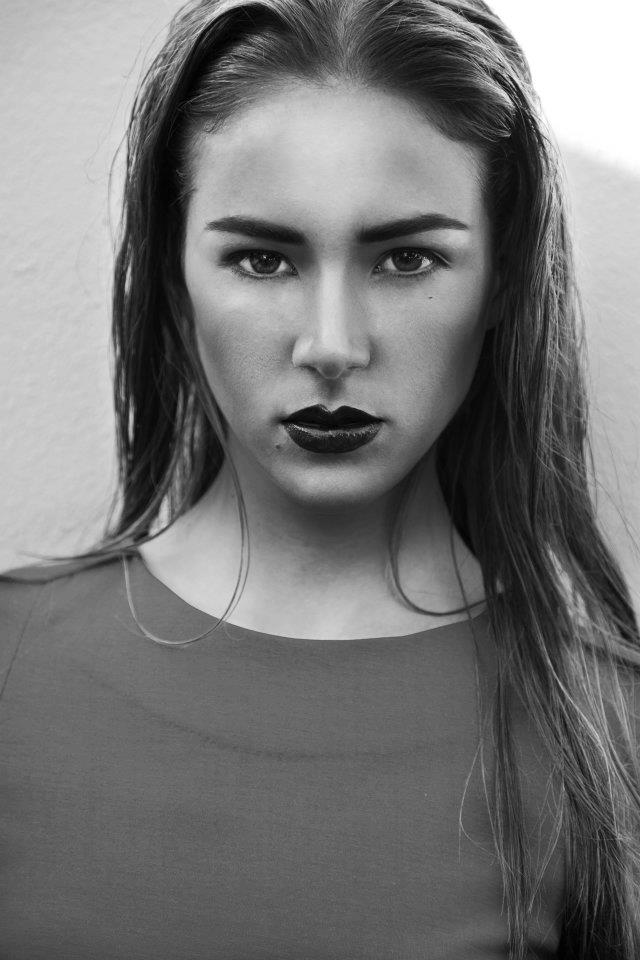 Female model photo shoot of Alana Santos MUA