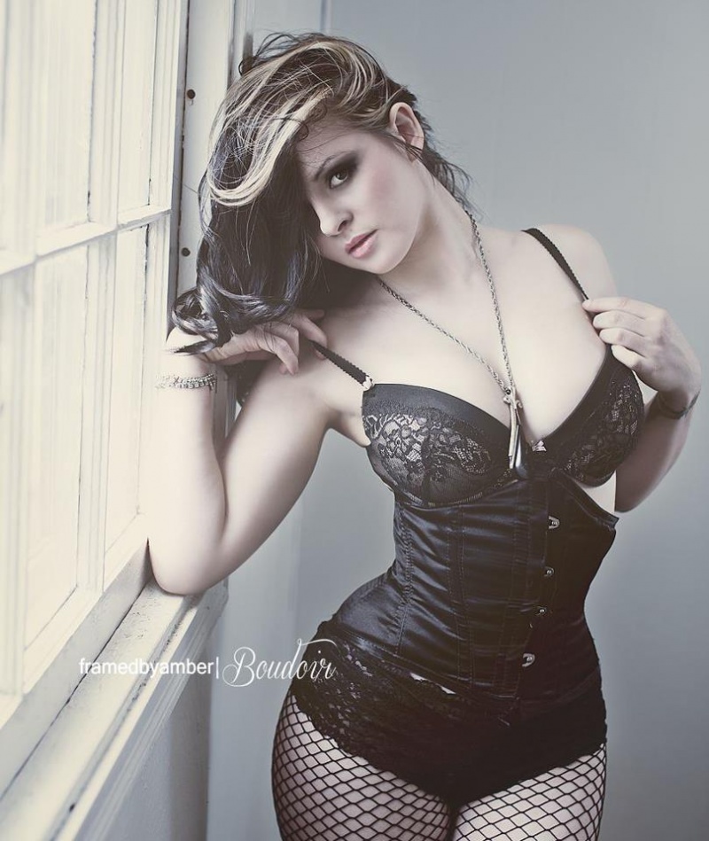 Female model photo shoot of Chelsea Morte