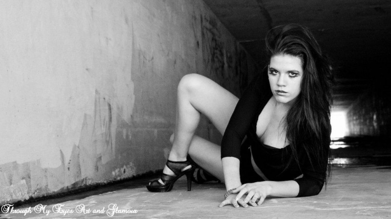 Female model photo shoot of DanielleDawn2011