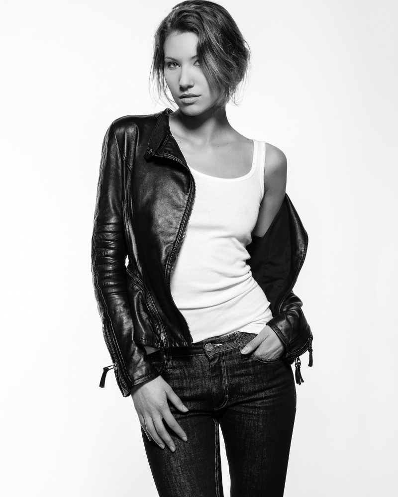 Female model photo shoot of Jennifer Walls