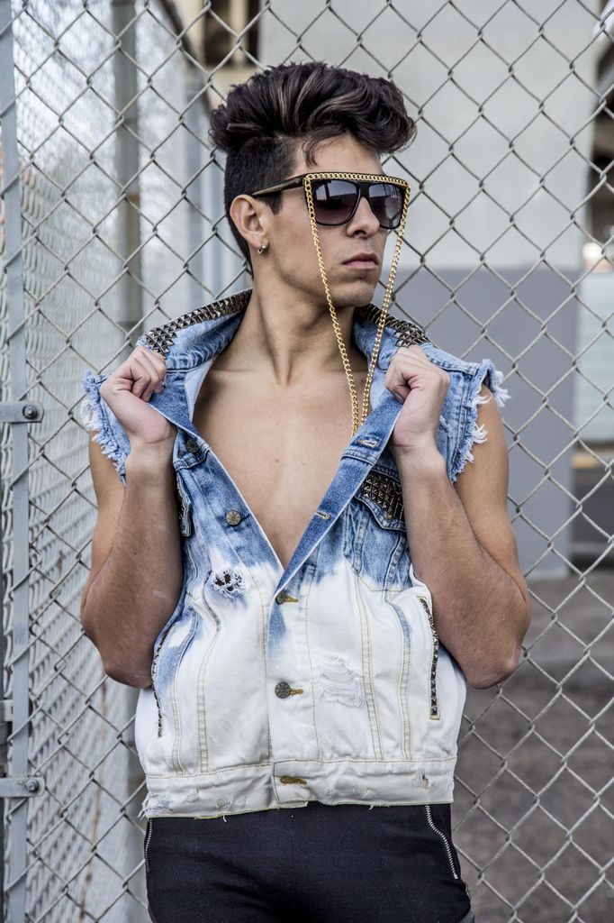 Male model photo shoot of Ernesto Mendez