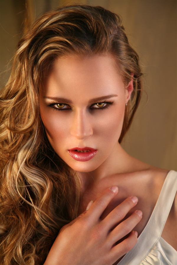 Female model photo shoot of Heather Lindsay