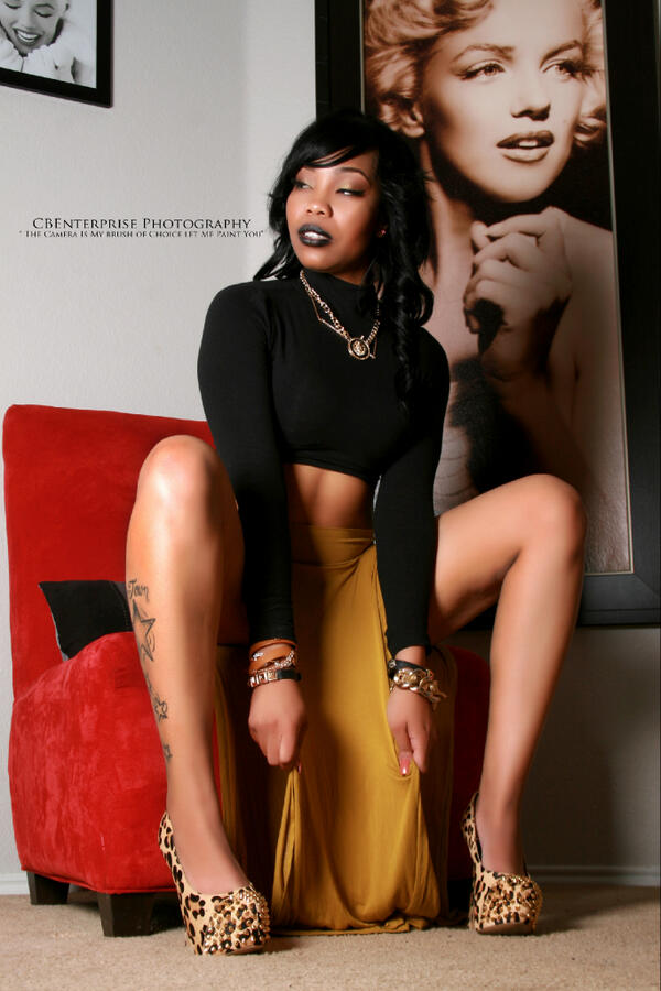 Female model photo shoot of RobinFlamez