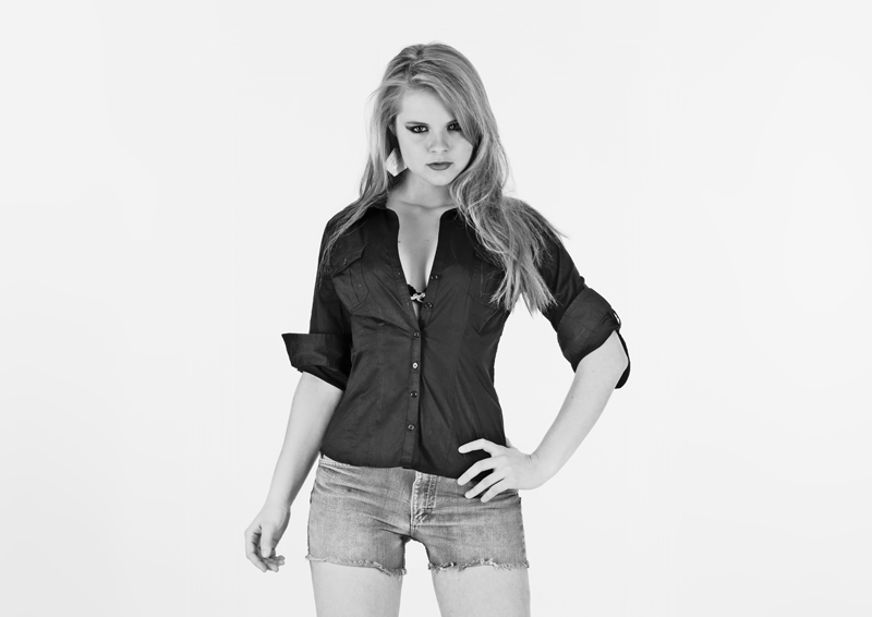 Female model photo shoot of Lara D89 in Den Haag
