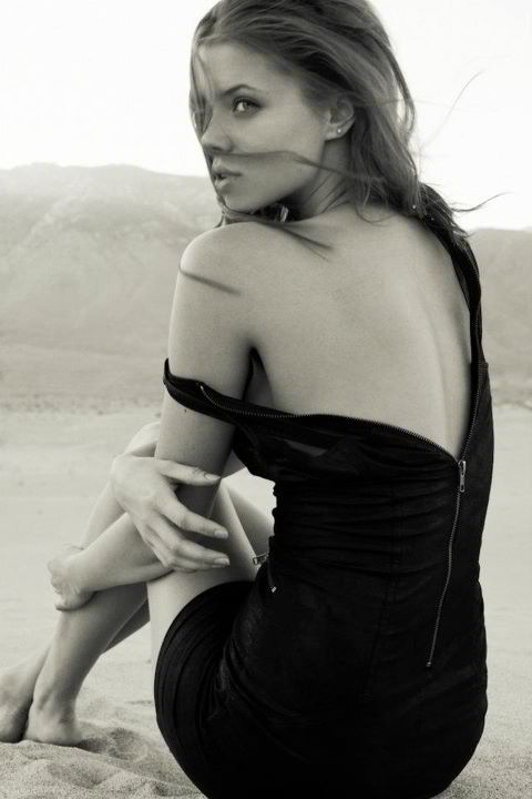 Female model photo shoot of Laura Elle in DESERT