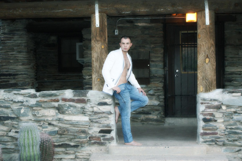 Male model photo shoot of Isrrael Meza