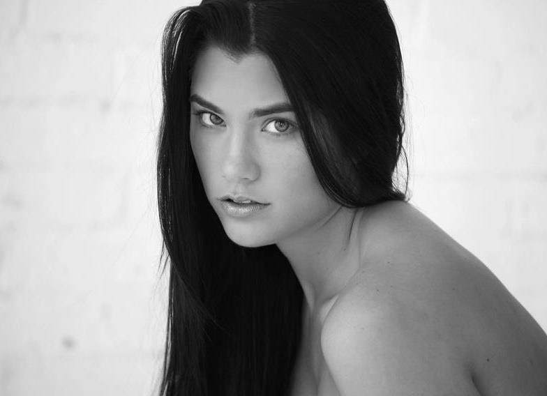 Female model photo shoot of Suzanne Plahm