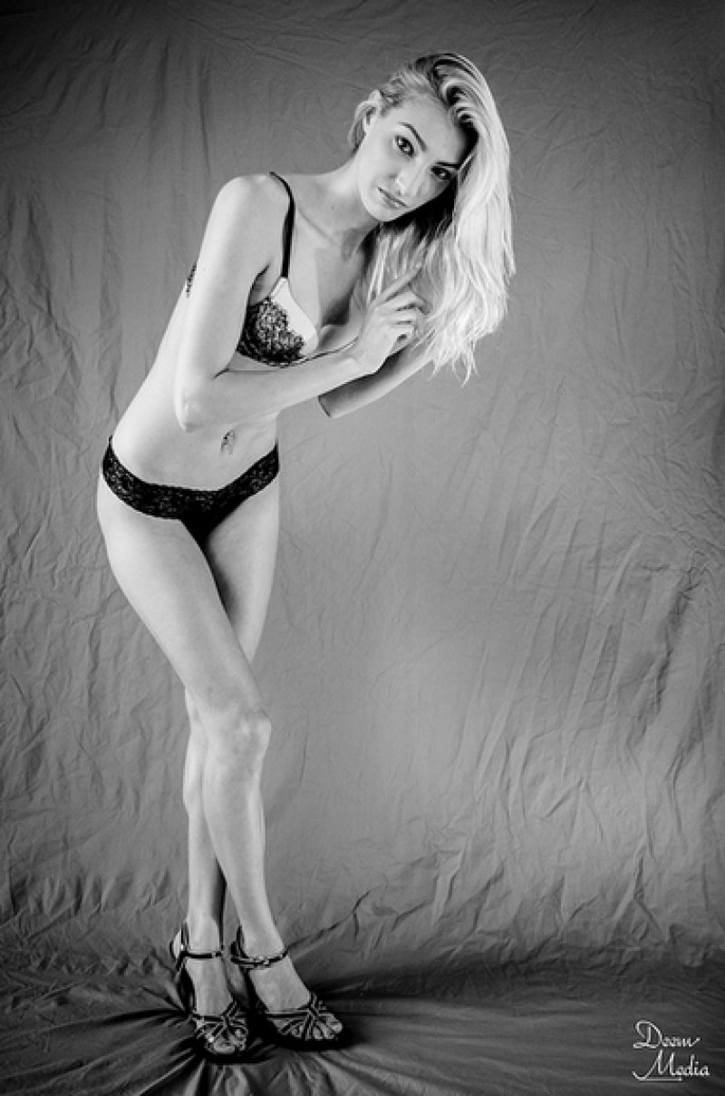 Female model photo shoot of Stephanie Lynn Simpson