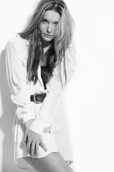 Female model photo shoot of Bella Hayden 