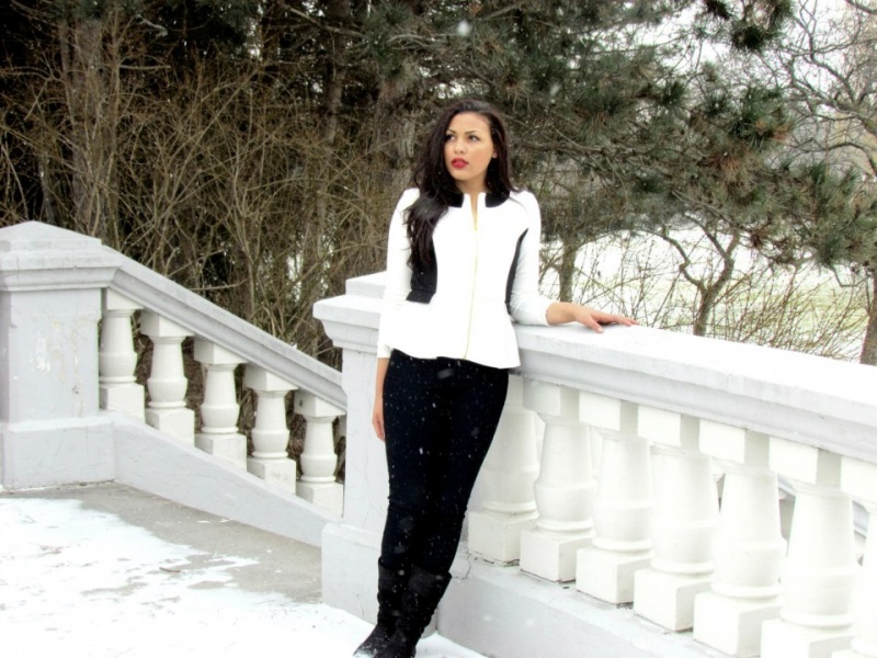 Female model photo shoot of Yvonne J in Niagara Falls, Ontario