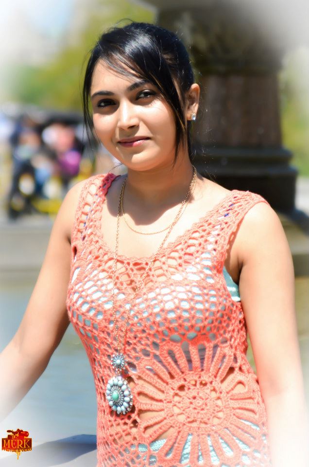 Female model photo shoot of Jatinder kaur in central park