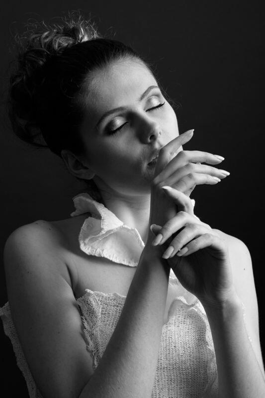 Female model photo shoot of Anda Vali Make up