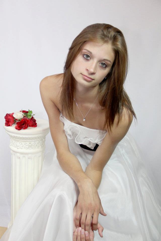 Female model photo shoot of Nicole Gostomski