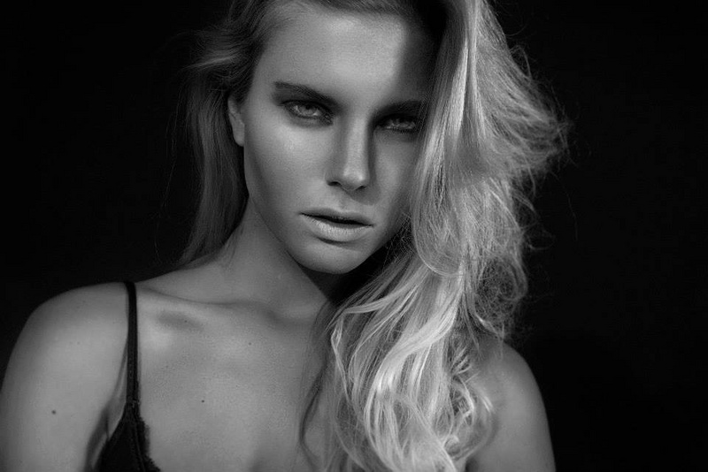 Female model photo shoot of Dorien Mertens