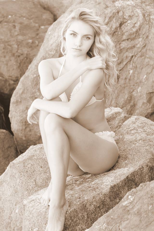 Female model photo shoot of Riana Horner by Scott L Photography