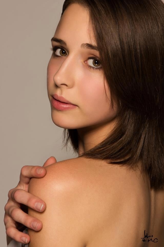 Female model photo shoot of HannahMarie182