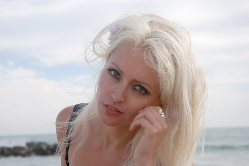Female model photo shoot of Molly Dacat in Venice Beach, LA.