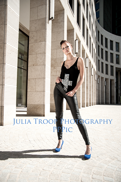 Female and Male model photo shoot of Julia Troop and Yvonne Jaenicke in Frankfurt