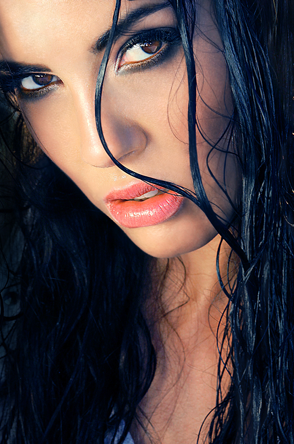 Female model photo shoot of Taryn Feldt MUA