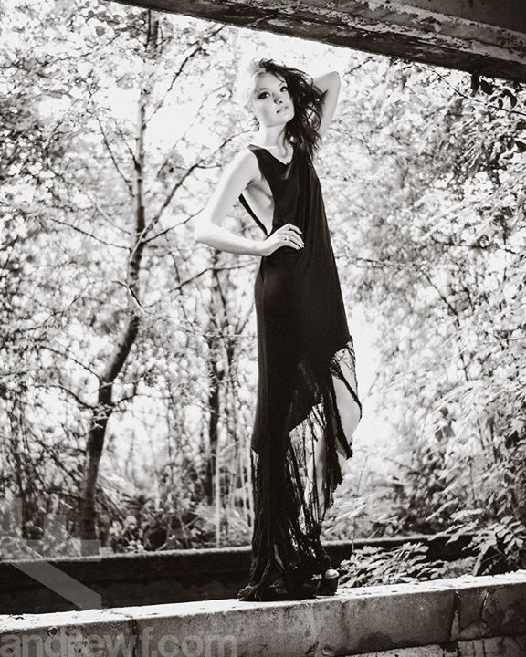Female model photo shoot of Dorothy Taylor