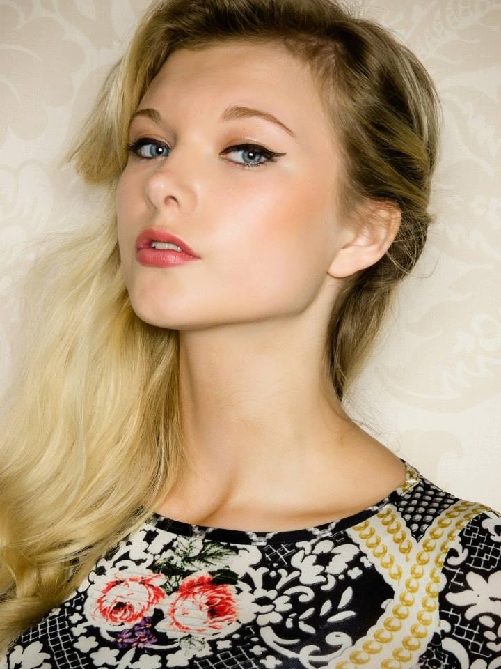 Female model photo shoot of Lauren Dobson