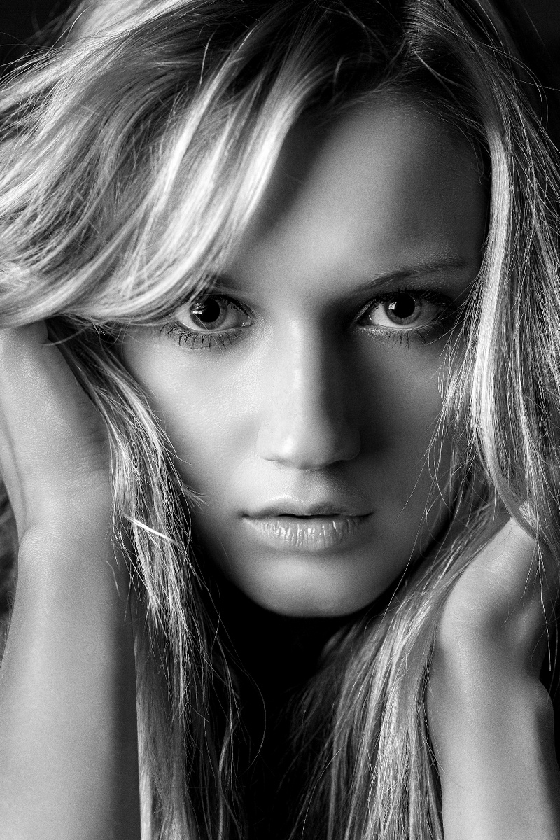 Female model photo shoot of Yana Martens