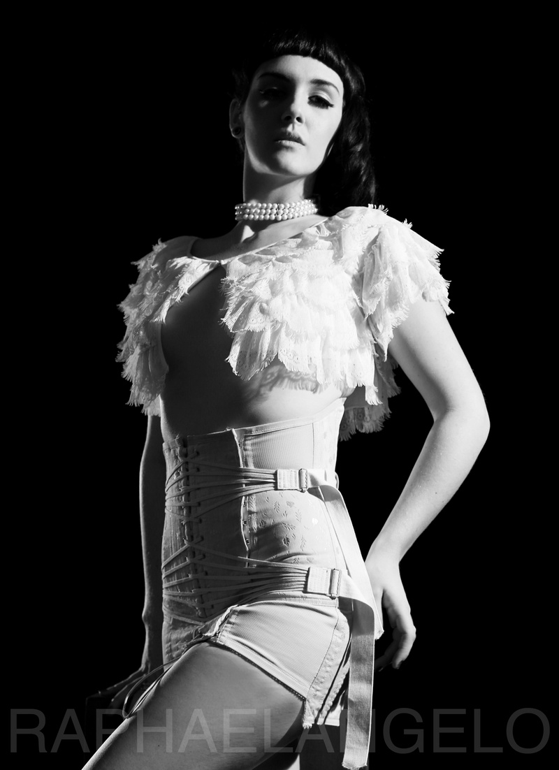 Female model photo shoot of Luxxe Noir, art by Raphaelangelo