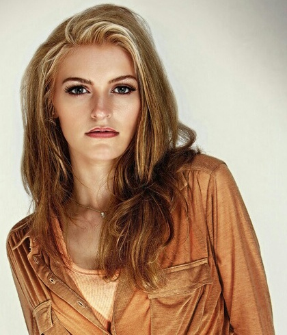 Female model photo shoot of Isla Rosetta