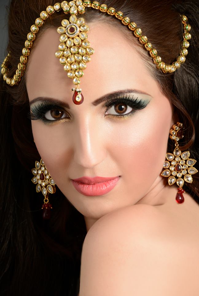 Female model photo shoot of Sapna K