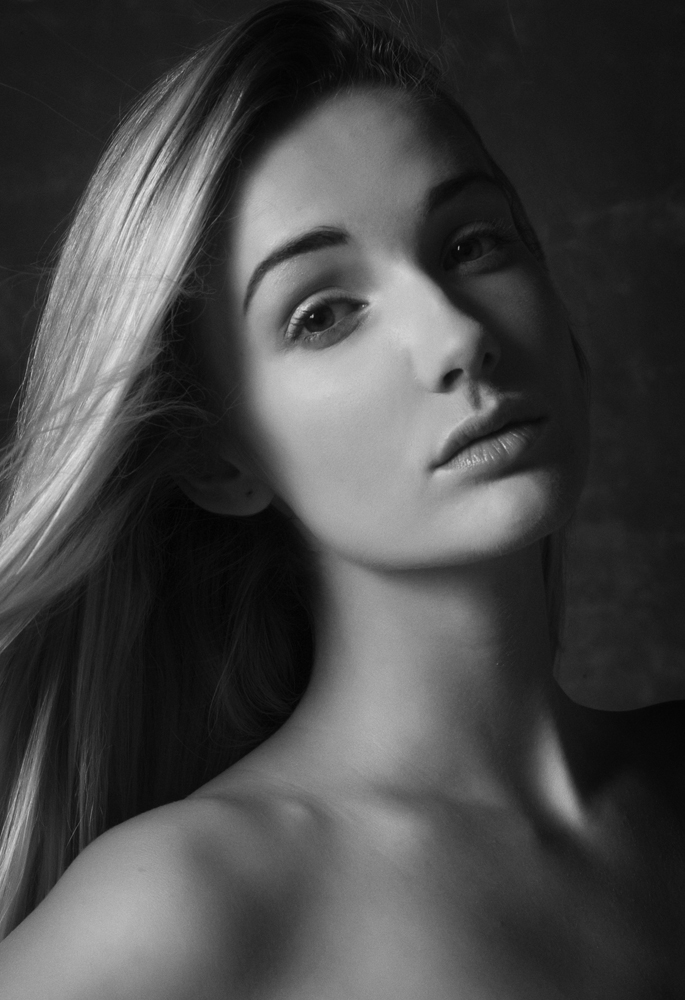 Female model photo shoot of Elise Collins