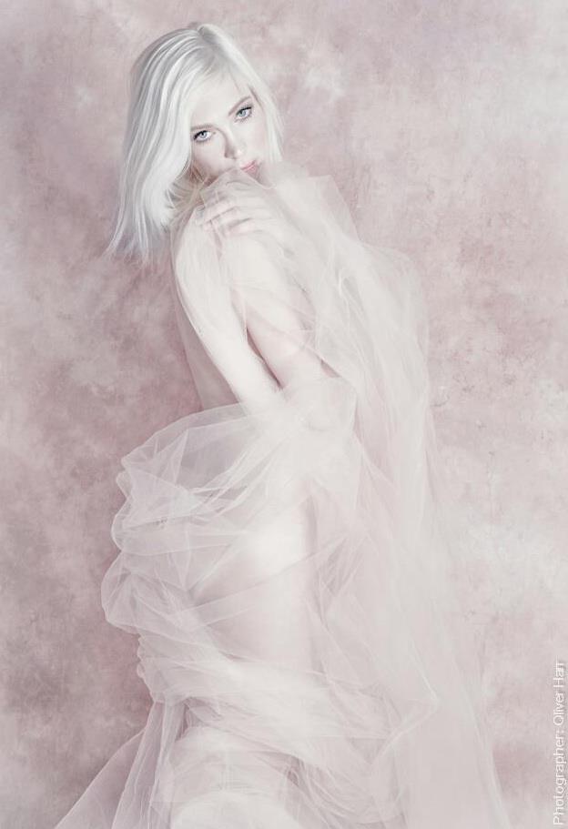 Female model photo shoot of Elle Blonde in Toronto