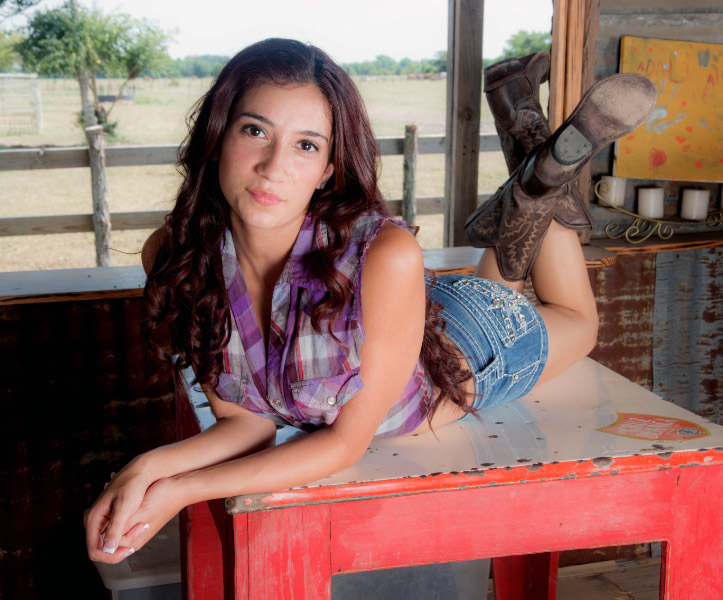 Female model photo shoot of Azriel95 in Sealy, TX