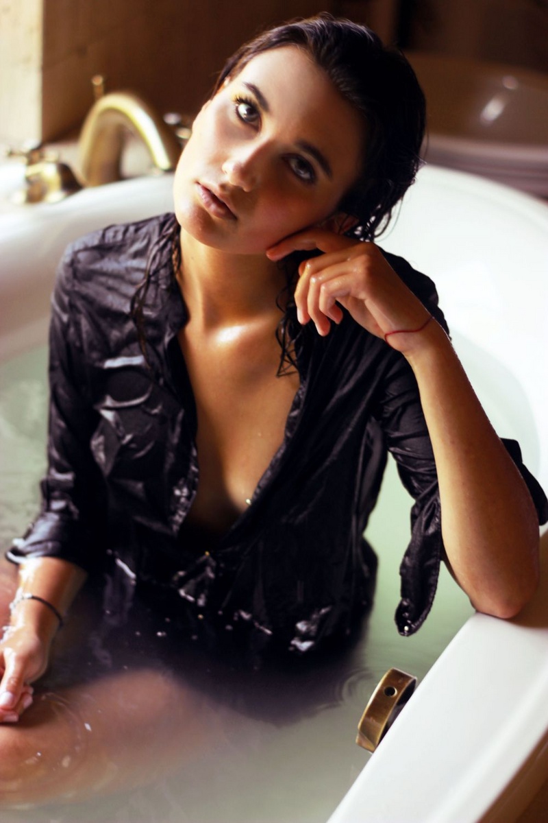 Female model photo shoot of Agata Gielda