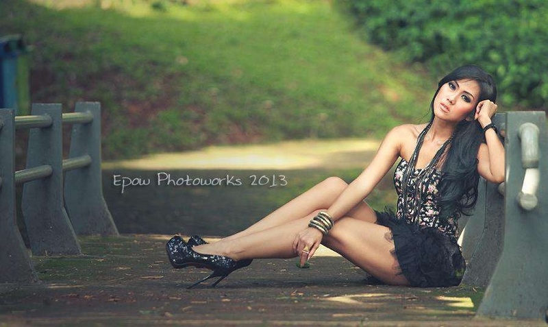 Female model photo shoot of Crystal Oceanie in Taman Langsat ,Jakarta. Indonesia
