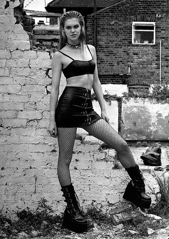 Female model photo shoot of Hannah Payn in London