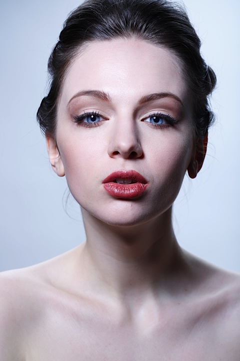 Female model photo shoot of Lauren Roberts MUA